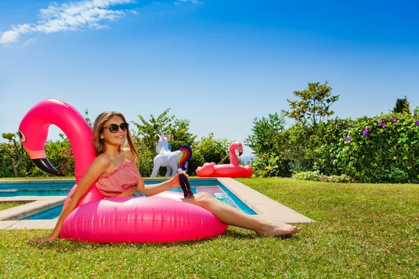 Nettes Mädchen Mit Limo Der Hand Und Sonnenbrille Lag Auf — Stockfoto