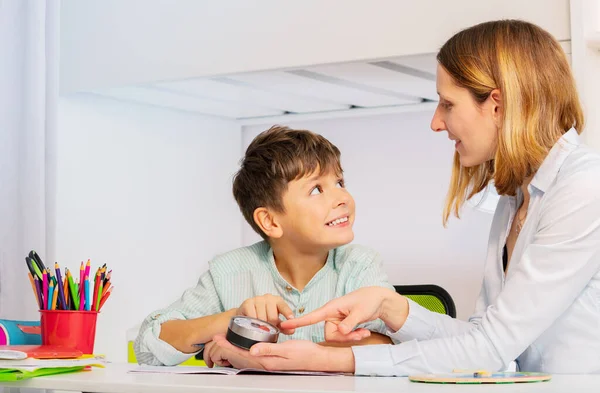 Autistický Chlapec Při Aba Terapii Podívá Učitele Který Ukazuje Učení — Stock fotografie