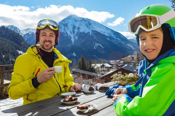 Retrato Niño Pequeño Traje Esquí Sentarse Disfrutar Pausa Para Comer —  Fotos de Stock