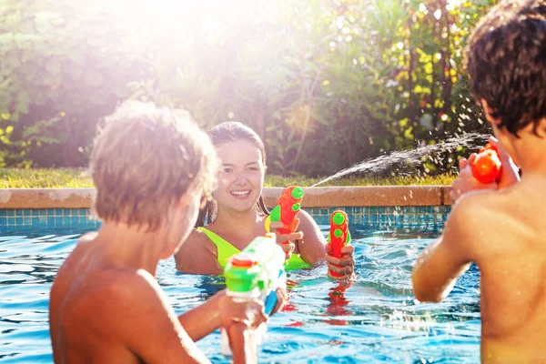 Gli Amici Adolescenti Giocano Con Pistola Acqua Spruzzata Sulla Piscina — Foto Stock