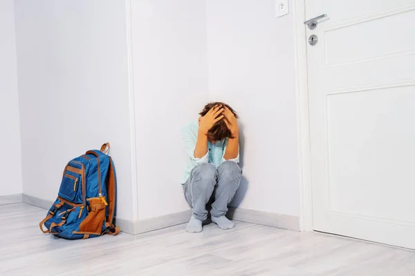 Retrato Menino Triste Estressado Intimidado Choro Escola Sentado Canto Com — Fotografia de Stock