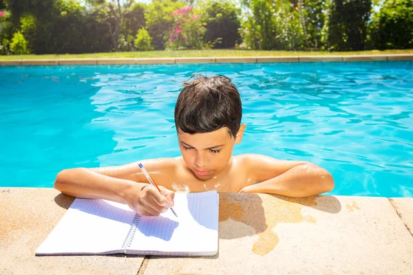 Kleine Jongen Het Zwembad Doet Huiswerk Houden Pen Grens Glimlach — Stockfoto