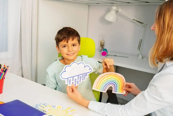 Niño Pequeño Durante Terapia Desarrollo Aba Sentado Seleccionando Entre Dos — Foto de Stock