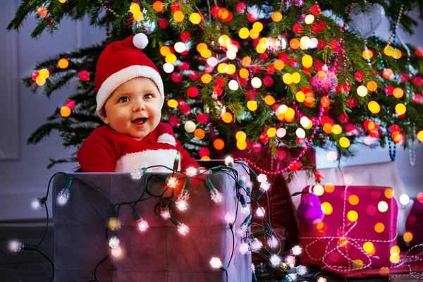 Klein Schattig Jongetje Kerstman Hoed Met Verlichte Lampen Zitten Doos — Stockfoto