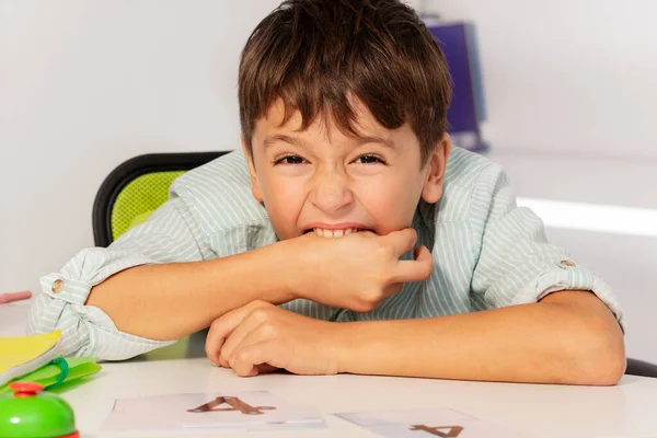 Ragazzo Con Disturbo Dello Spettro Autistico Morso Mano Espressione Negativa — Foto Stock