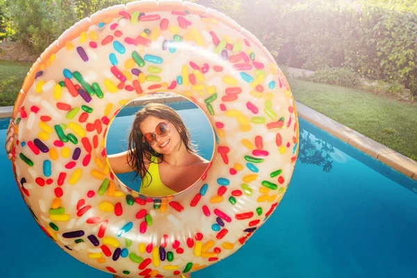 Glücklich Lächelnde Teenie Mädchen Stehen Mit Aufblasbarer Boje Donut Rande — Stockfoto