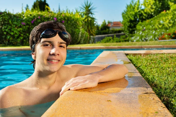 Bello Ragazzo Sorridente Sul Bordo Della Piscina Con Googles Nuoto — Foto Stock