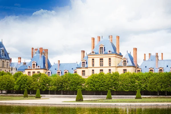 法国国王枫丹白露宫殿俯瞰池塘 — 图库照片