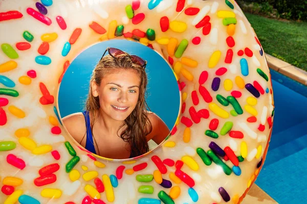Fechar Retrato Uma Menina Adolescente Sorridente Stand Com Donut Bóia — Fotografia de Stock