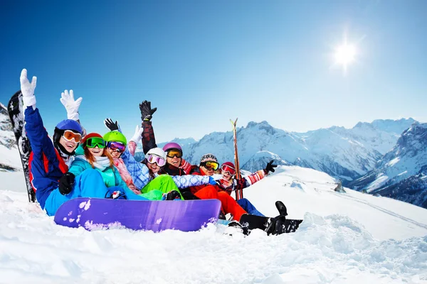 Grupo Jóvenes Adultos Felices Sostienen Snowboard Sentarse Juntos Con Las — Foto de Stock