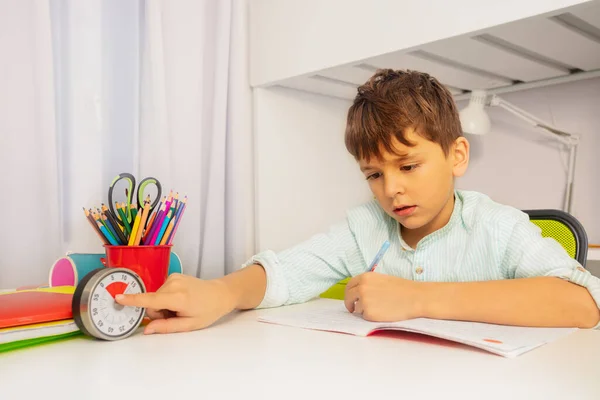 Kleiner Junge Zeigt Während Entwicklungstherapie Unterricht Auf Timer — Stockfoto