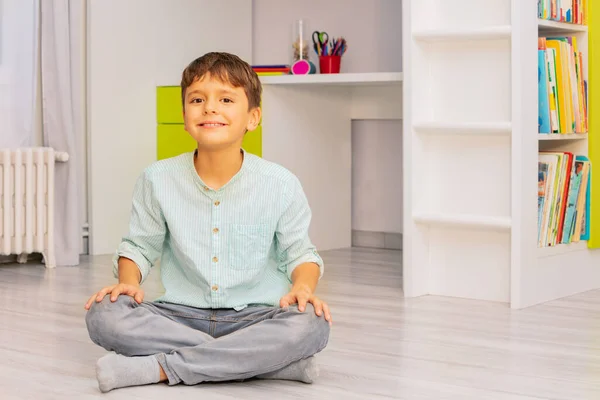 Sorridente Calmo Bambino Sedersi Nella Sua Stanza Con Espressione Positiva — Foto Stock