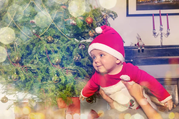 快乐的小男孩在妈妈的手里 在圣诞树前飞舞 — 图库照片