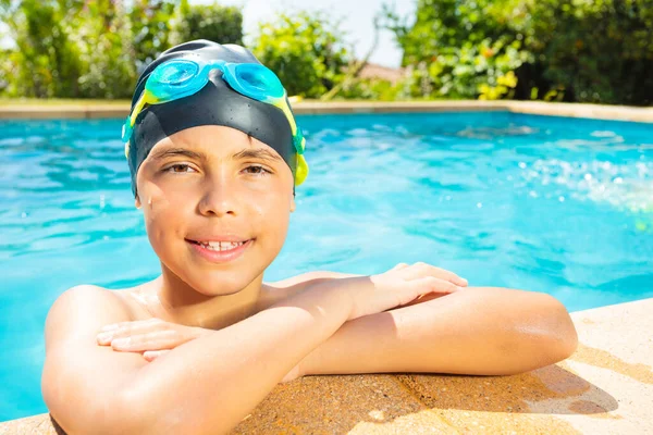 Positiv Ruhiger Kleiner Junge Mit Badekappe Und Brille Lag Rande — Stockfoto