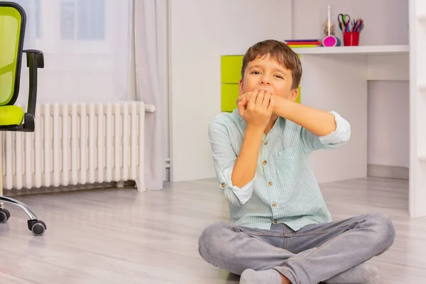 Kis Autista Fiú Harapás Kezét Erős Negatív Arckifejezés Szobájában Önsérülés — Stock Fotó