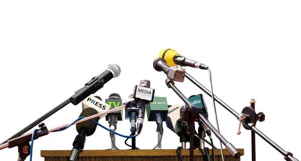 Mikrofone Der Pressekonferenz Auf Weißem Hintergrund — Stockfoto