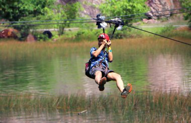 Banting, Selangor, Malezya - Temmuz, 28, 2018: ZIP-line Tadom Hill Resort Banting, İstanbul Orman üzerinde uçan zevk erkekler.