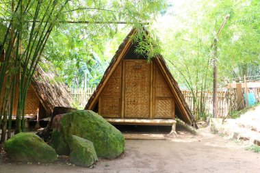 Banting, Selangor, Malezya - 28 Temmuz 2018 - bambu chalets bütçe veya Banting, İstanbul Tadom Resort Hill'de ziyaret turist için kulübe.