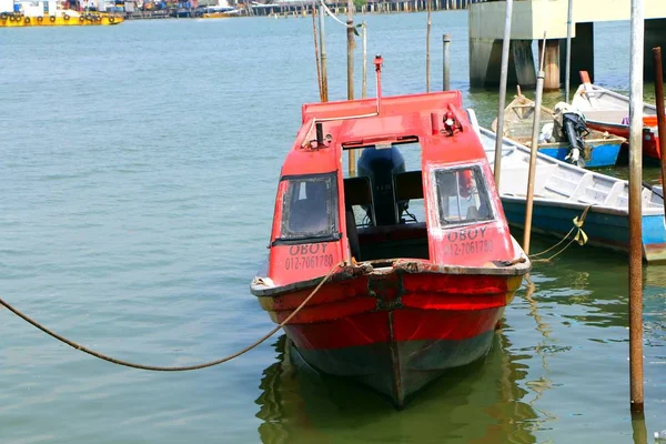Pelabuhan クラン セランゴール州 マレーシア 2018 Pelabuhan クランの近くで小さな桟橋で Stanby に水上タクシー ボート — ストック写真