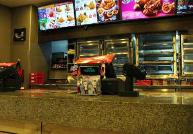 Bandar Hilir, Melaka, Malezya - 10 Eylül 2018 : Bandar Hilir'deki Dataran Pahlawan Alışveriş Merkezi'nde Kfc Fast Food ön tezgahı, Melaka.Kfc uluslararası bir Amerikan Fast Food Restoranı.