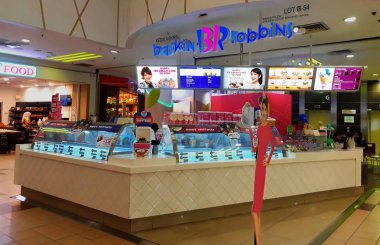 Selangor, Malezya - 27 Ekim 2018: Baskin-Robbins çıkış Aeon merkezi Bukit Raja, Slangor. Burt Baskin ve Irv Robbins Glendale, Kaliforniya tarafından 1945 yılında kurulmuştur.