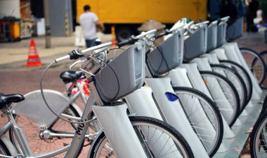 Bandar Hilir, Melaka, Malezya - 10 Eylül 2018: Üst üste şehir Dataran Pahlawan, Melaka sokak üzerinde Bisiklet Kiralama için standı.