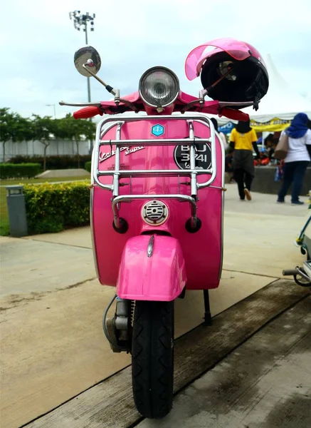 Setia アラム セランゴール州 マレーシア 2018 エレガントなピンクのベスパ スクーター Setia アラム スランゴール州の通りで駐車しています — ストック写真