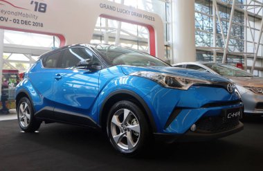 Kuala Lumpur, Malezya-Aralık 1,2018: yan görünüm, mavi Toyota Ch-Kuala Lumpur International Motor Show sırasında (Klims) görüntülenen R,. Toyota C-Hr bir küçük araba crossover Suv Toyota tarafından üretilen olduğunu