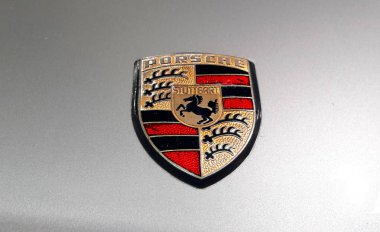 Kuala Lumpur, Malezya-Kasım 1,2018: Porsche logosu bir gümüş renkli araba vücut üzerinde. Yüksek performanslı spor otomobil, Stuttgart, Almanya'konusunda uzmanlaşmış bir Alman otomobil üreticisi Porsche olduğunu.