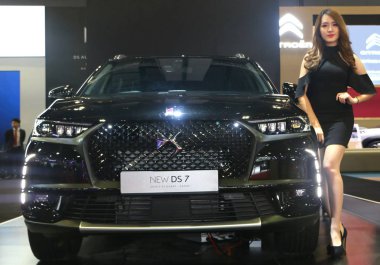 Kuala Lumpur, Malezya - 1 Aralık 2018: Model Kuala Lumpur Uluslararası Otomobil Fuarı sırasında (Klims 2018 görüntülenen Fransız otomobil üreticisi, Ds otomobiller üzerinden Ds7 Crossback Suv ile poz)