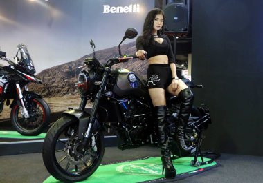 Kuala Lumpur, Malezya-Aralık 1,2018: Model Benelli Leoncino iz 500cc scrambler, Kuala Lumpur Uluslararası Otomobil Fuarı sırasında (Klims 2018 görüntülenen ile poz verdi)