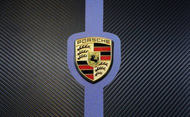 Kuala Lumpur, Malezya-Kasım 1,2018: Porsche logosu bir gary araba vücut üzerinde. Yüksek performanslı spor otomobil, Stuttgart, Almanya'konusunda uzmanlaşmış bir Alman otomobil üreticisi Porsche olduğunu.