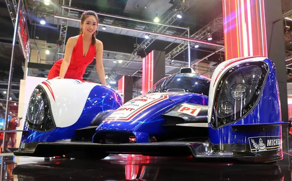 Kuala Lumpur Malajsie Prosince 2018 Model Pózovala Toyota Ts030 Hybridní — Stock fotografie