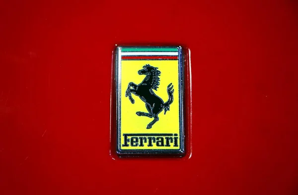 Kuala Lumpur Malajsie Listopad 2018 Ferrari Logo Těle Červené Auto — Stock fotografie
