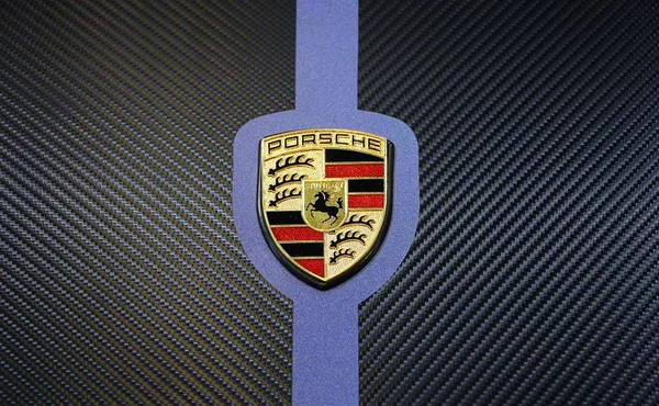 Kuala Lumpur, Malezya-Kasım 1,2018: Porsche logosu bir gary araba vücut üzerinde. Yüksek performanslı spor otomobil, Stuttgart, Almanya'konusunda uzmanlaşmış bir Alman otomobil üreticisi Porsche olduğunu.