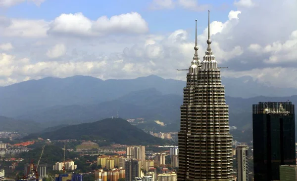 Kuala Lumpur, Malezya - 22 Aralık 2018. Petronas İkiz Kuleleri gökdelen tepe Kuala Lumpur, Malezya görünümünü kapat
