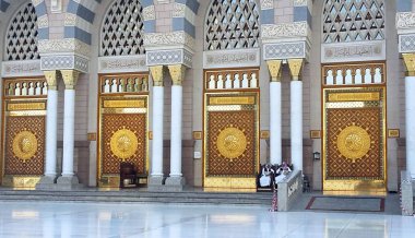 Madinah, Suudi Arabistan - Şubat 8,2017: giriş görünümünü kapı Madinah Peygamber Muhammed Camii veya An-Nabawi camiye, Madinah ikinci İslam'da en kutsal sitesi.