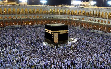 Dünyanın her yerinden gelen Makkah, Suudi Arabistan - Şubat 10 2017:Muslim hacılar Mekke-i Haram cami de umre yapmak için toplandı. Hacı circumabulate (tavaf) Kâbe bir kalabalık.