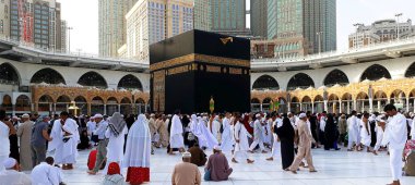 Dünyanın her yerinden gelen Makkah, Suudi Arabistan - Şubat 10 2017:Muslim hacılar Mekke-i Haram cami de umre yapmak için toplandı. Hacı circumabulate (tavaf) Kâbe bir kalabalık.