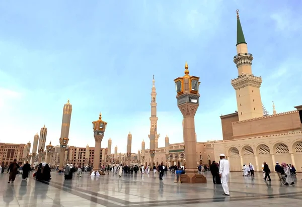 Madinah Saudiarabien Februari 2017 Pilgrim Promenader Och Sitter Nabawi Moskén — Stockfoto