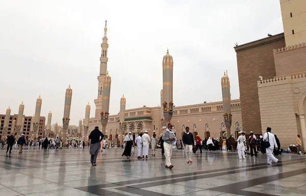 Madinah Arabia Saudita Febrero 2017 Peregrino Caminando Sentado Mezquita Nabawi — Foto de Stock