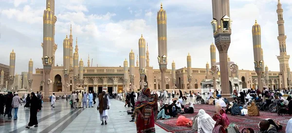 Madinah Saudi Arabia February 2017 Pilgrim Walking Sitting Nabawi Mosque — Stock Photo, Image