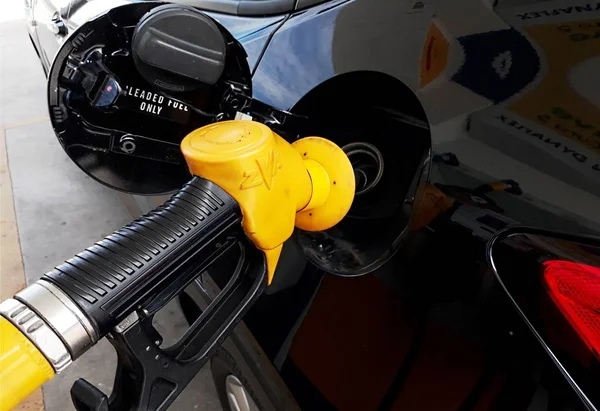 シャー アラム セランゴール州 マレーシア 2018 Ron95 ノズルを使用してシェル ガソリンまたはスランゴール州シャー アラムのガソリン スタンドで燃料ポンプ — ストック写真