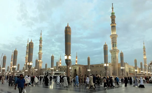 マディーナ サウジアラビア 2018 巡礼者の祈りのための預言者のモスク モスクで歩いて 呼ばれる預言者モスク Mossque イスラム教で最も神聖なサイト — ストック写真