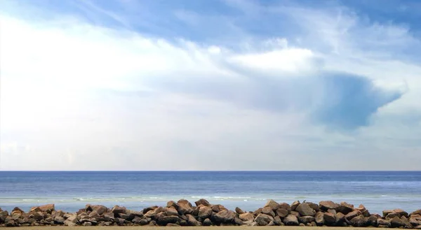 Havet Eller Havet Utsikt Från Stranden Molniga Himmel Bakgrund — Stockfoto