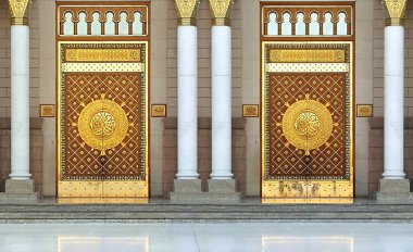 Madinah, Suudi Arabistan - Şubat 8,2017: Madinah, Peygamber Muhammed Camii veya An-Nabawi caminin giriş kapısı (Al-Saud kapısı) görünümüdür ikinci İslam'da en kutsal sitesi