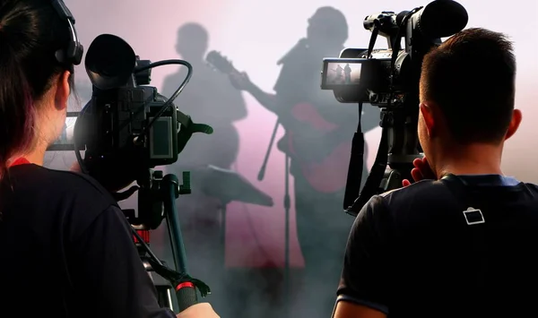 Kamera Operatörleri Kapalı Alanda Canlı Konserde Video Ekipmanlarıyla Çalışıyorlar — Stok fotoğraf