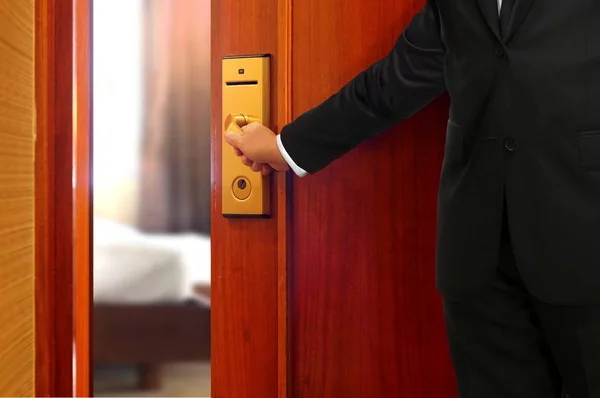 Işadamı Siyah Elbiseli Otel Oda Kapı Açma — Stok fotoğraf