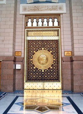Madinah, Suudi Arabistan - Şubat 5,2017: Madinah, Peygamber Muhammed Camii veya An-Nabawi caminin giriş kapısı (Kral Abdulaziz kapısı) görünümüdür ikinci İslam'da en kutsal sitesi.