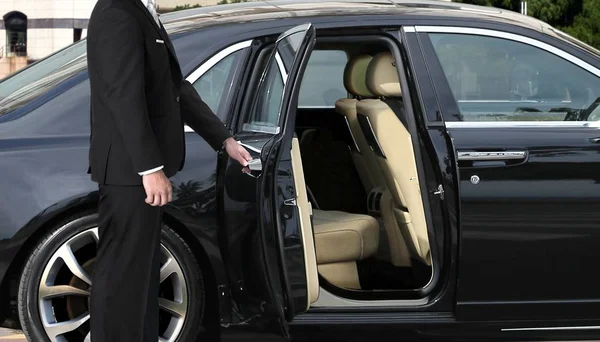 Chauffeur Öffnet Autotür — Stockfoto